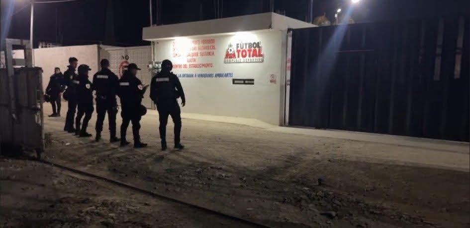 Balean a un hombre dentro de complejo deportivo en Tepanco