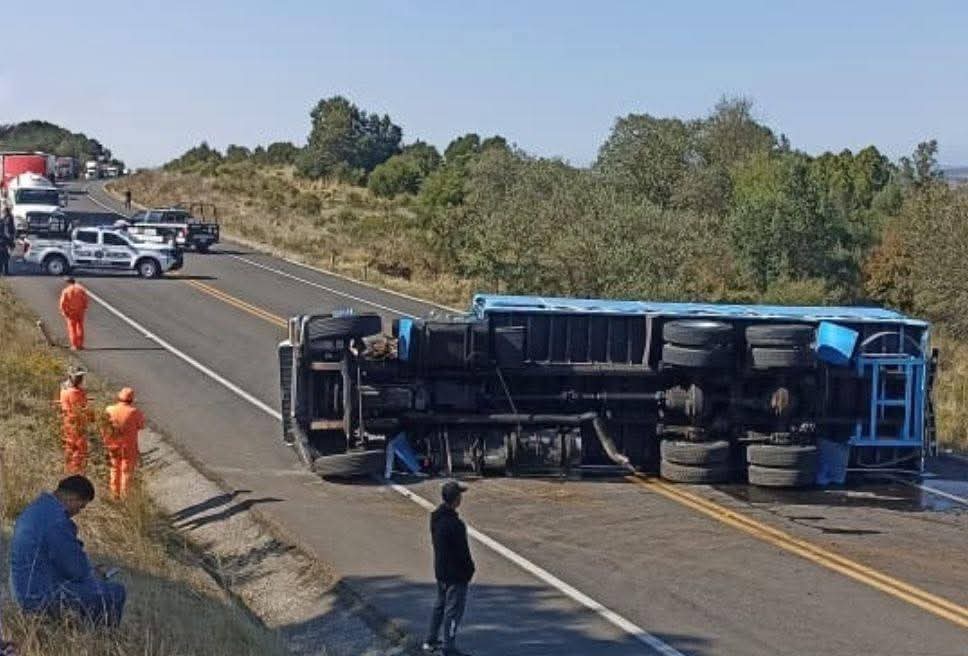 Volcadura mantiene cerrada autopista Tlaxco-Tejocotal 