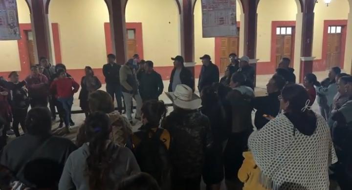 Habitantes de Zacapoaxtla se manifiesta en contra de ruta local por accidentes continuos 