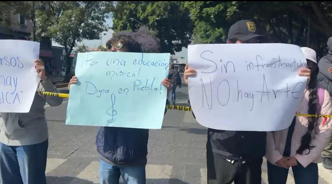 Se manifiestan estudiantes del conservatorio de música cerrando la 11 norte-sur