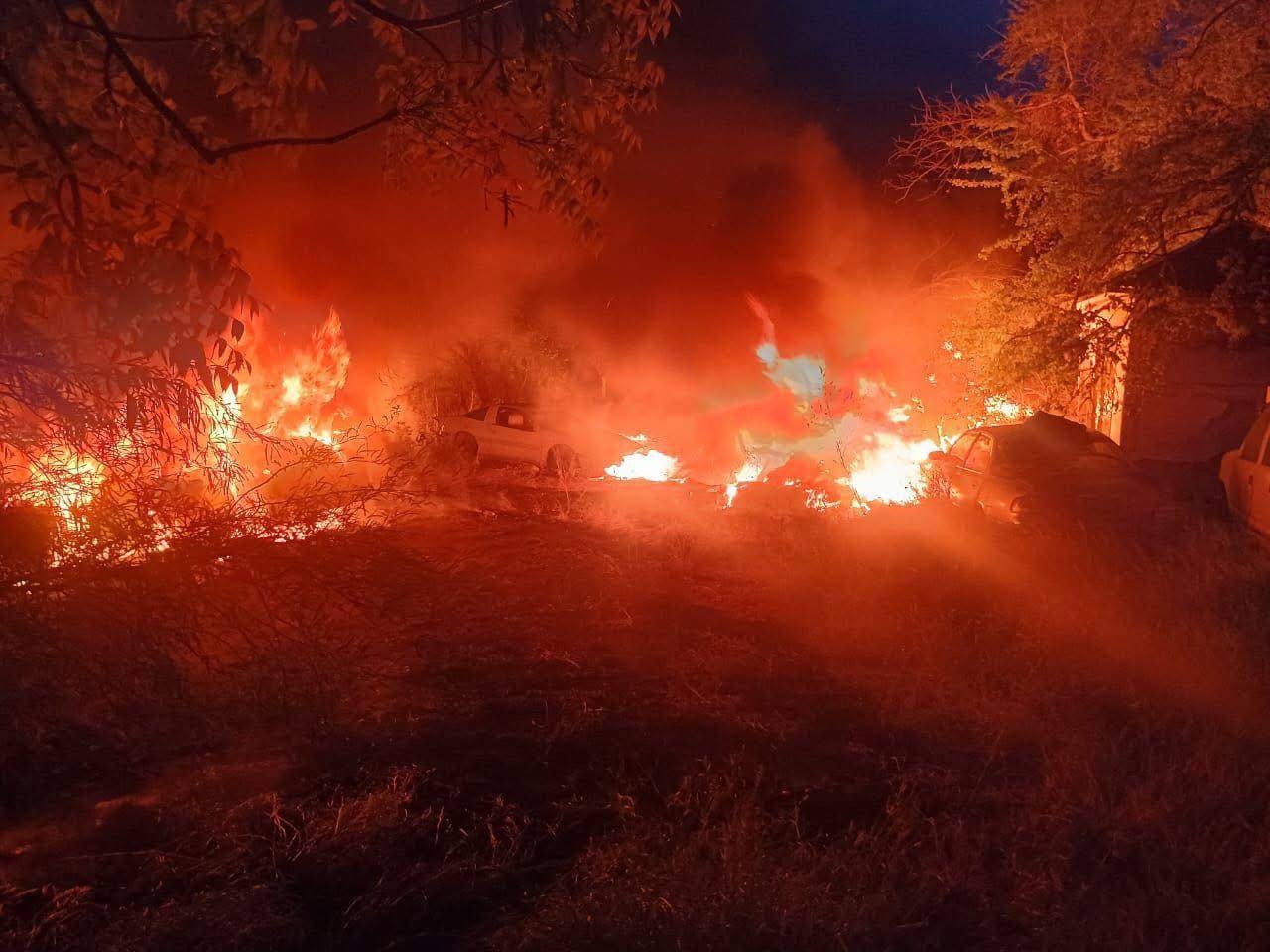 Provocan incendio en taller de hojalatería en Acatlán 