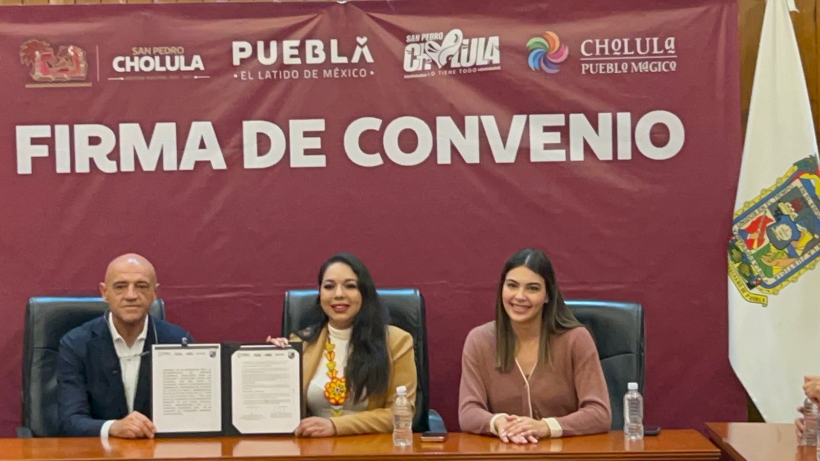 Tonantzin Fernández signa convenio con UDEP