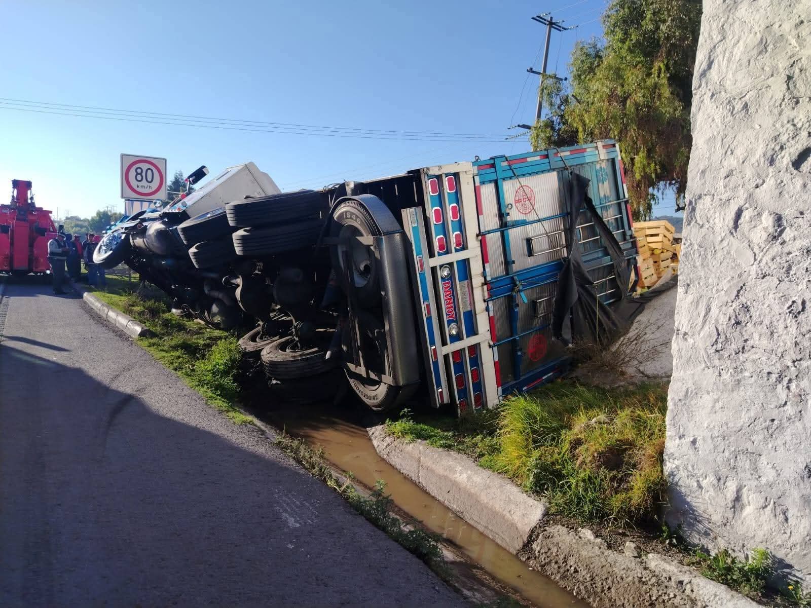 Volcadura de camión con mangos moviliza a cuerpos de emergencia en la Puebla-Orizaba