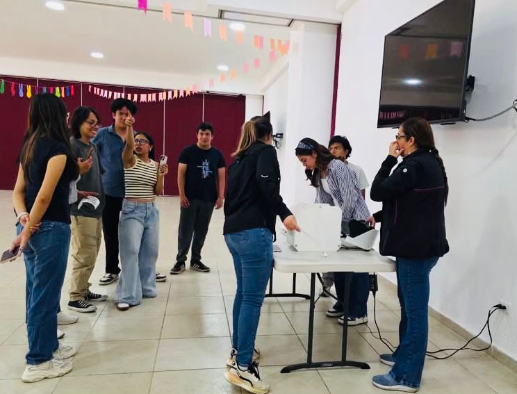 En Atlixco INE y UAPEP ensayan elecciones en urna electrónica