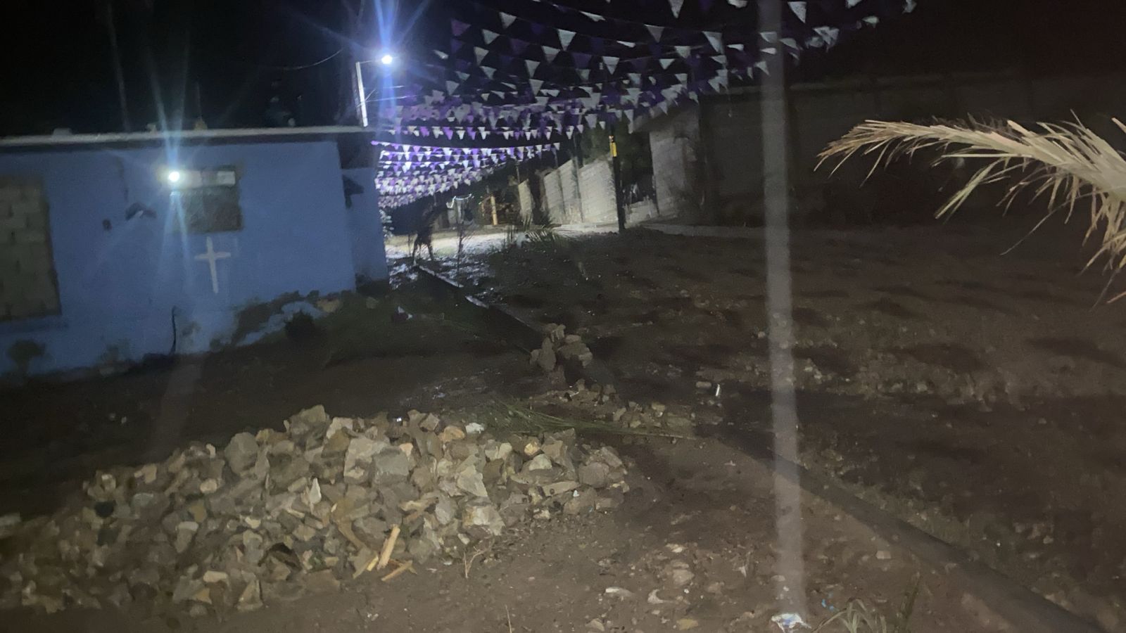 Lluvias provocan inundaciones en viviendas de Azumbilla; reportan daños materiales