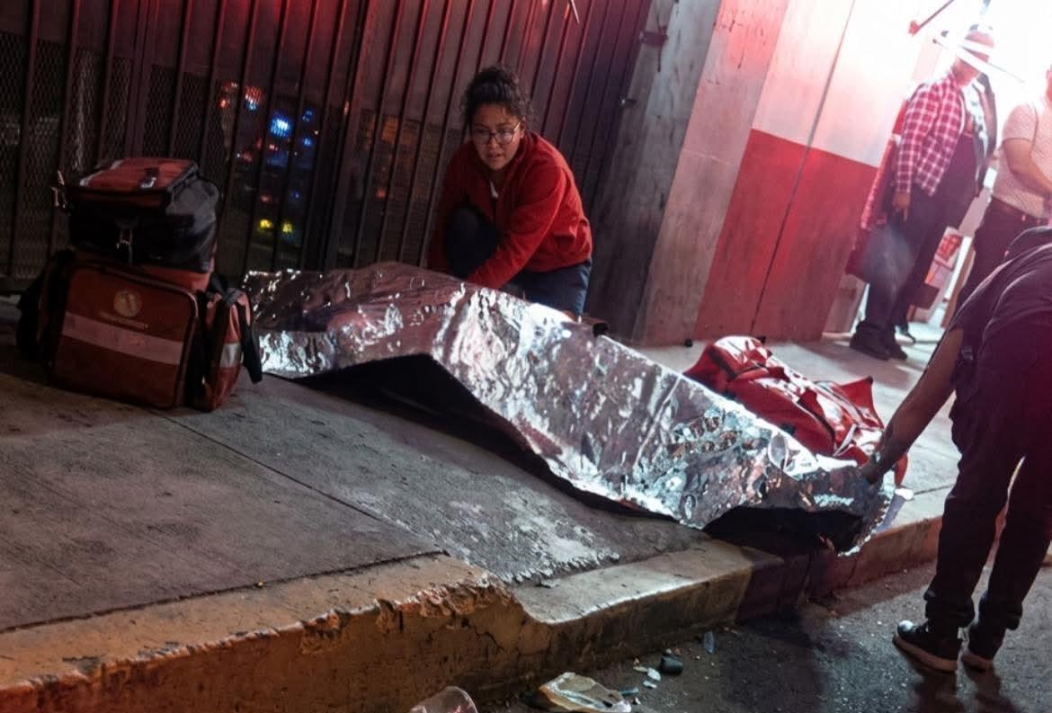 Hombre muere al descender de autobús de pasajeros en Acajete