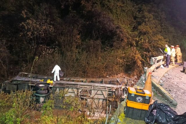Autobús se vuelca e incendia en Ecuador con saldo de 11 muertos