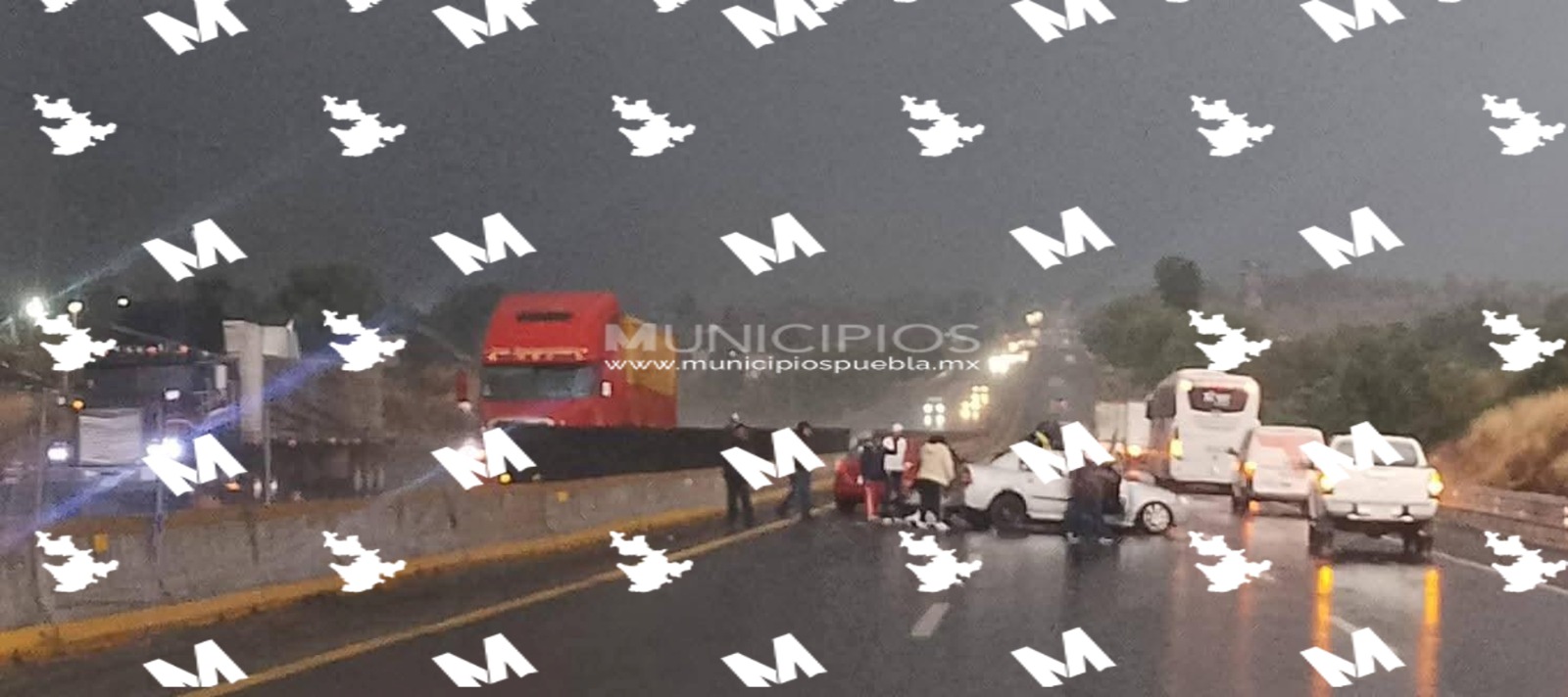 Choque múltiple en la México-Puebla por intensa lluvia