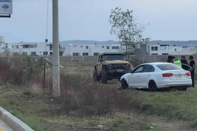 Vehículo sale del camino en Lomas de Angelópolis por velocidad excesiva
