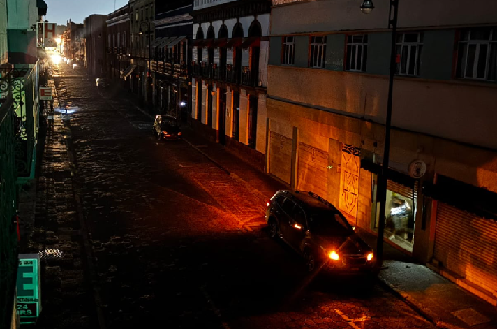 Apagón en el Centro de Puebla deja a vecinos sin luz en plena tormenta
