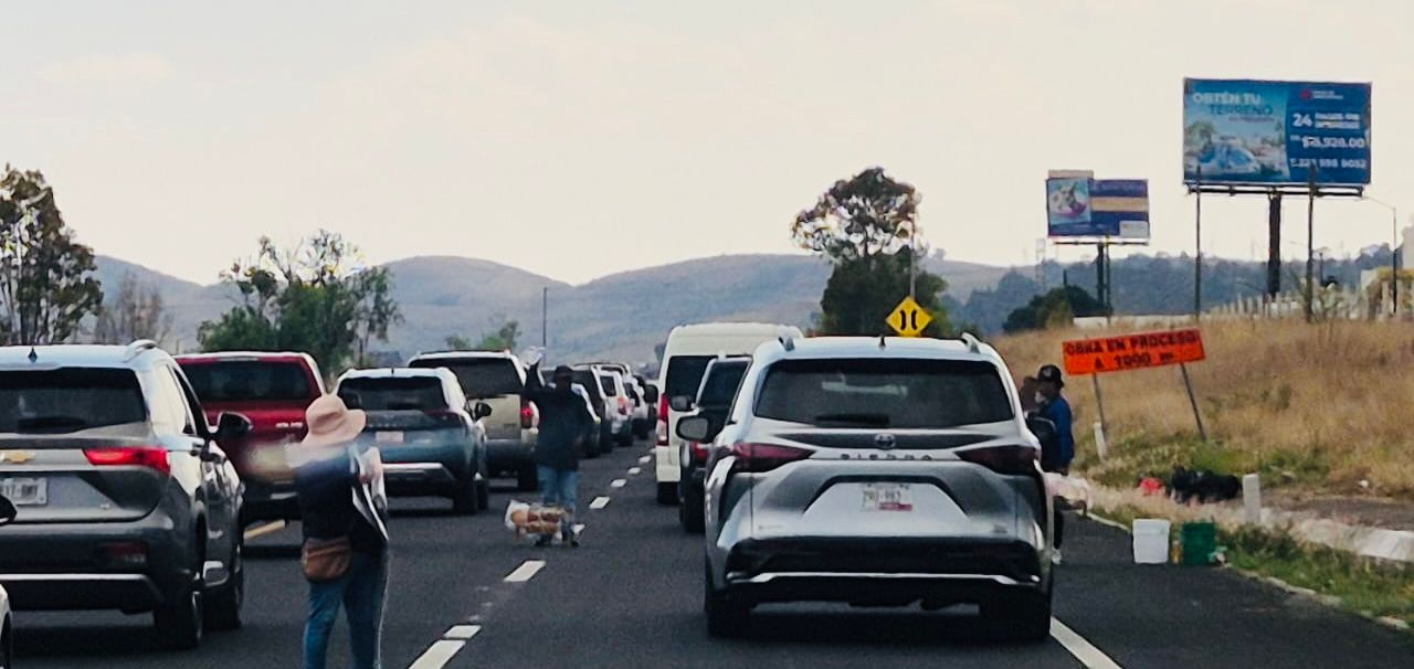 Caos vial rumbo a Atlixco: largas filas y comercio improvisado en la vía Atlixcáyotl
