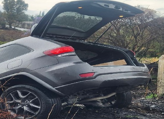 Camioneta cae a desagüe en la Vía Atlixcáyotl