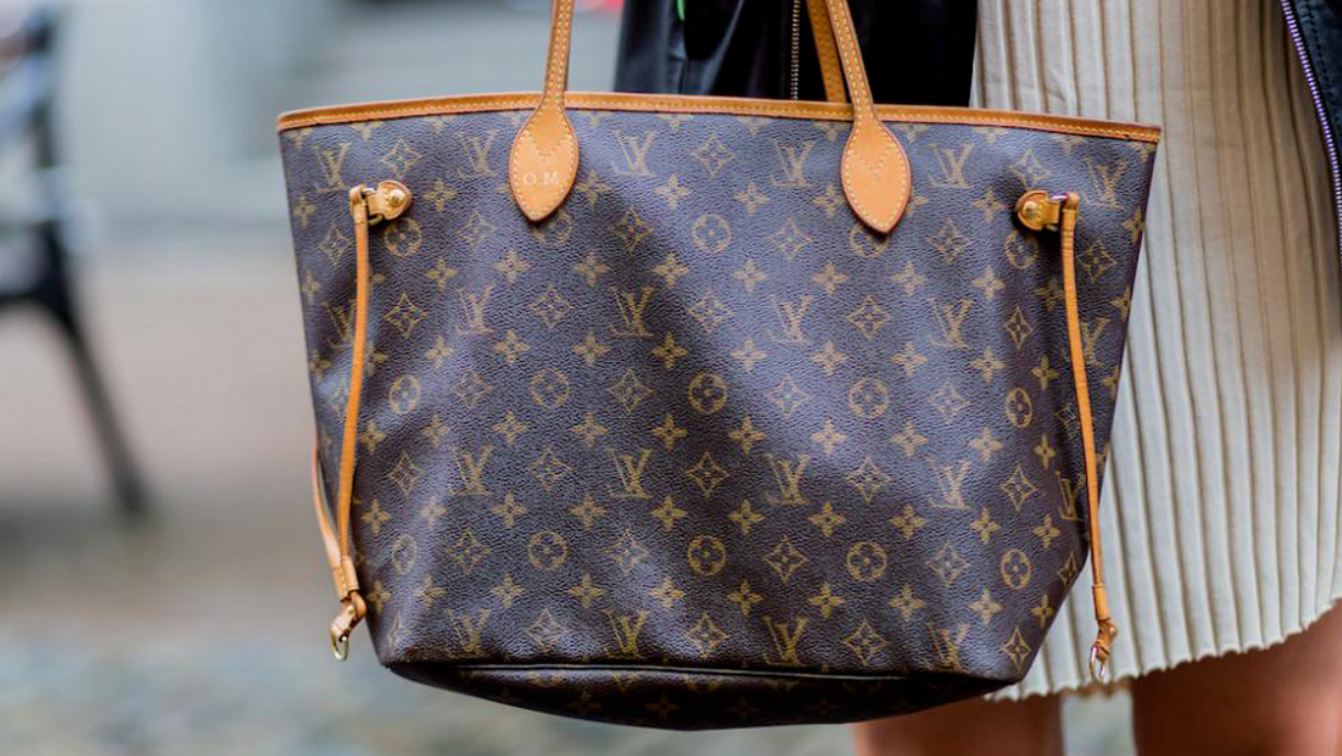 Exponen supuesta falta de austeridad de la alcaldesa de Acatlán al usar bolsa de más de 60 mil pesos