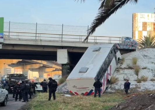 Autobús cae desde el puente La María, sobre la México-Puebla