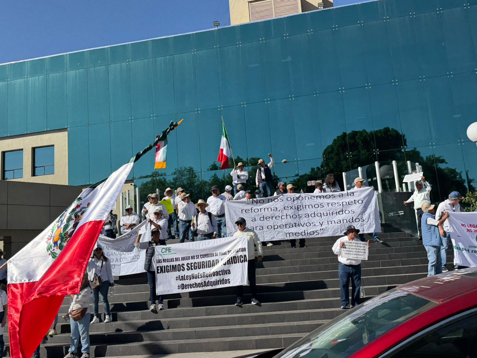 Jubilados de la CFE se manifiestan en las instalaciones de la 25 Poniente