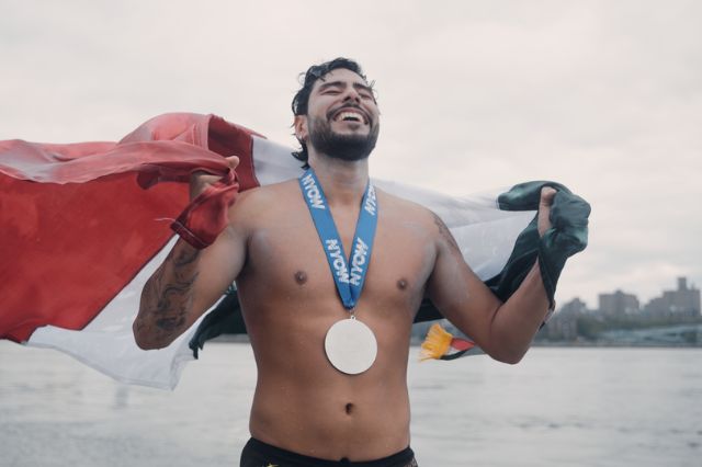 16 horas y 48 minutos: David Olvera rompe récord de nado en México