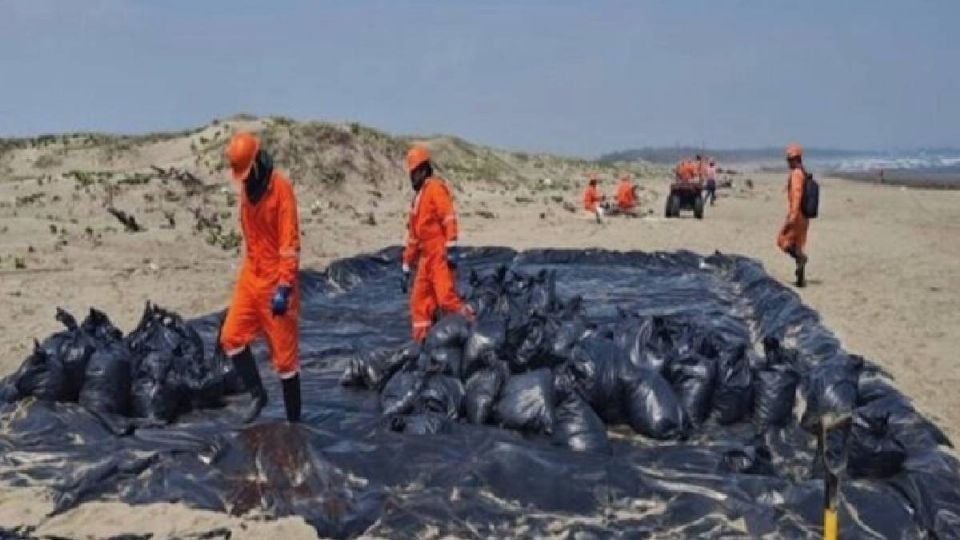 Exigen PRI y MC comparecencia del director de Pemex por derrame en el Golfo de México