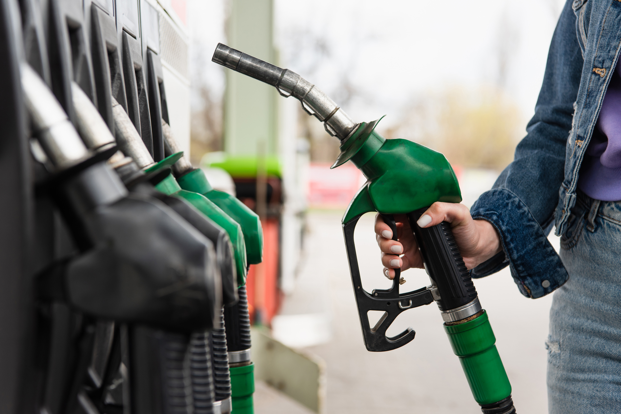 Profeco colocará lonas en gasolineras con precios caros de combustible regular y diésel