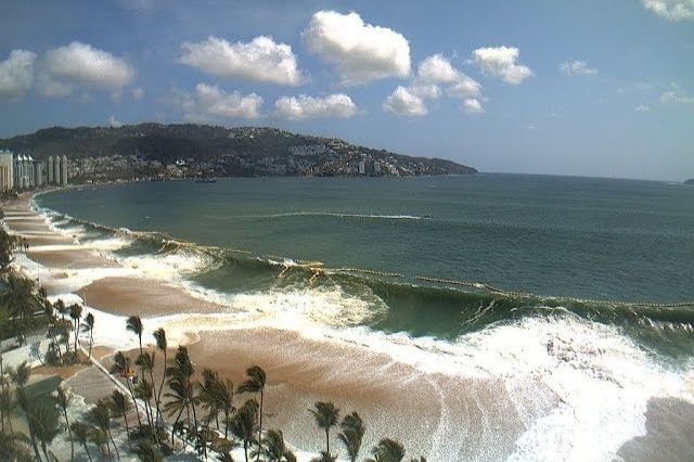 Tres turistas mueren en Acapulco por ignorar bandera roja de mar de fondo