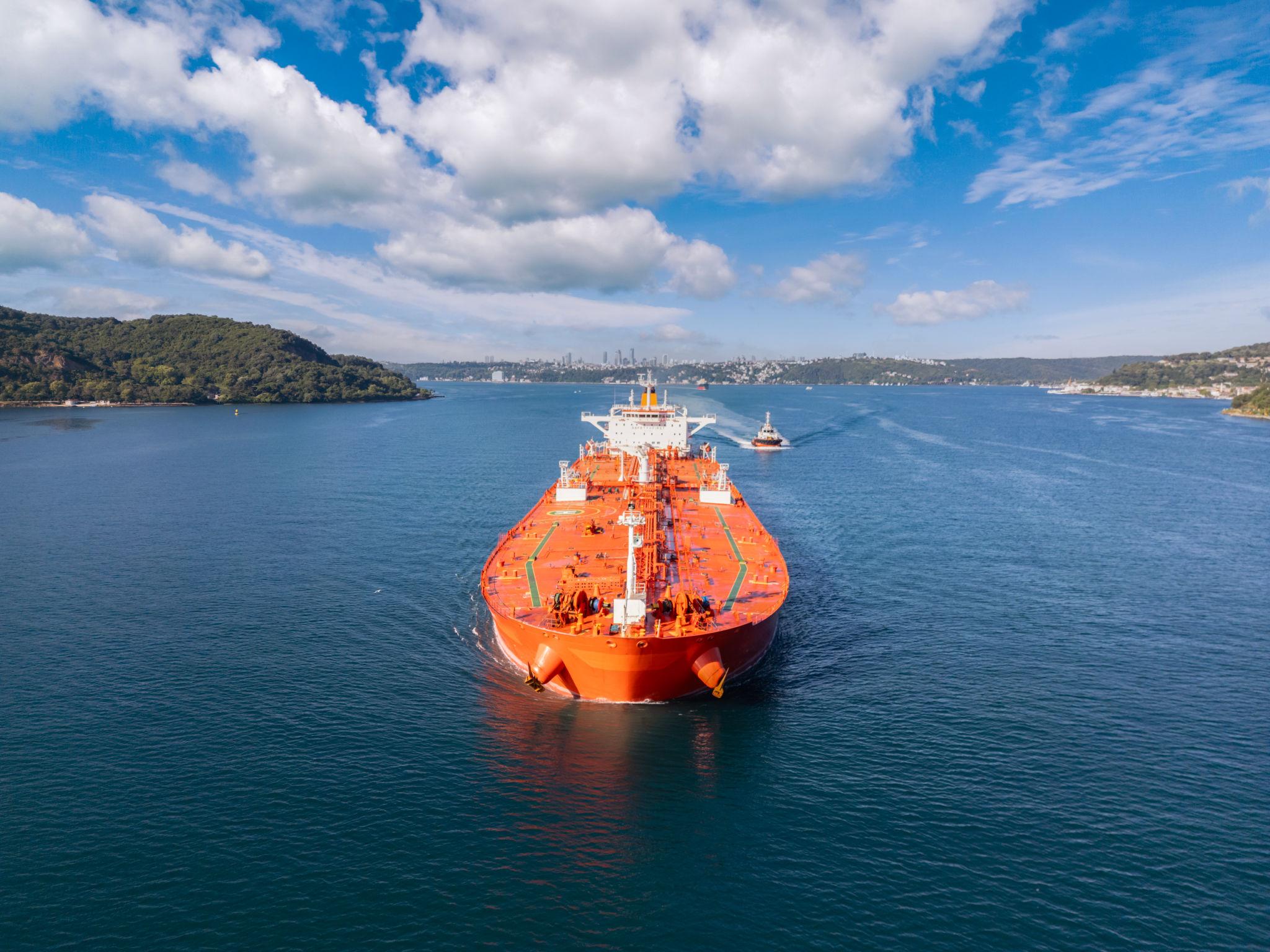 El petróleo sube y rosa los 100 dólares pese al alto el fuego entre Israel y Líbano