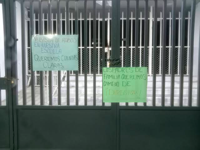 Padres de familia cierran escuela en Xiutetelco y exigen cuentas claras a directora