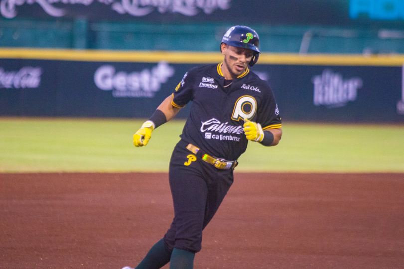 Explotan los maderos de los Pericos e igualan la serie con Campeche