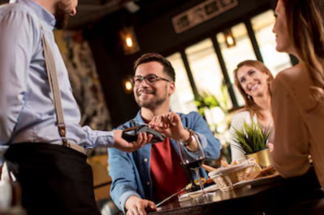 Profeco advierte multas de hasta 3 mdp por propina obligatoria en cuentas