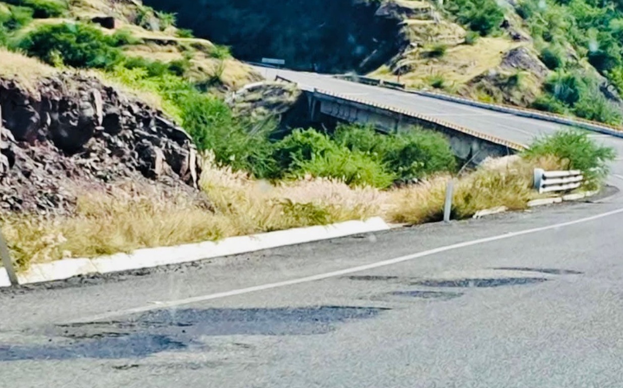 Hallan cuerpo torturado y arrojado desde un puente en la autopista Siglo XX