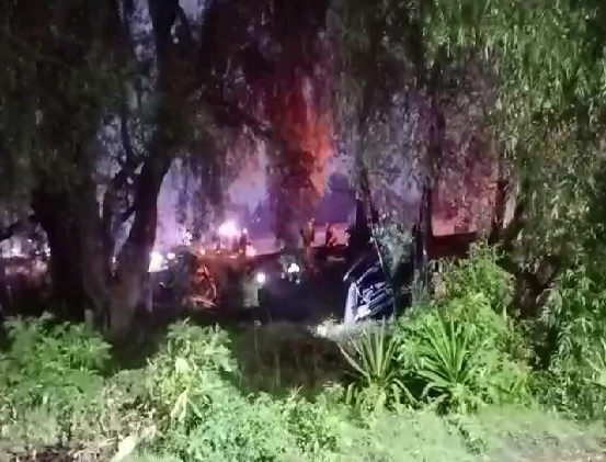 Vehículo sale de la autopista y casi cae al río en Texmelucan