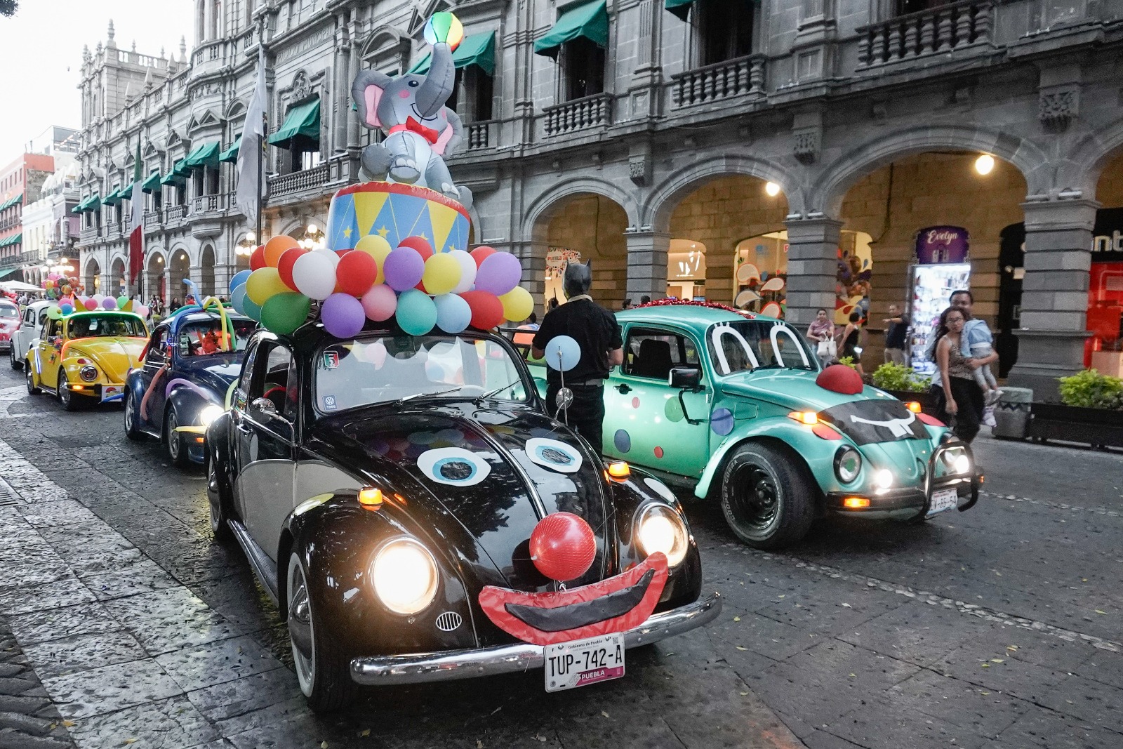 Caravana de vochos desfila en Puebla con motivo al Día de la Niñez
