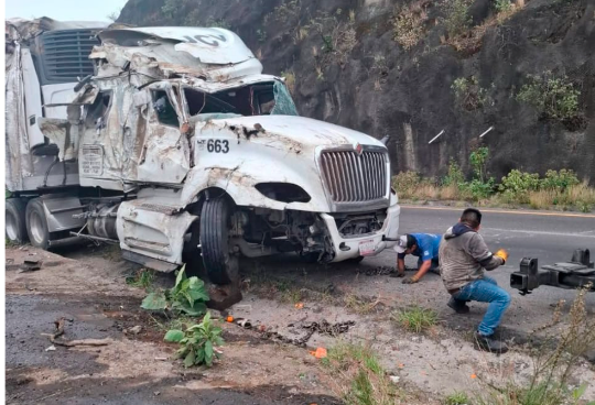 Volcadura de tráiler mantuvo por horas cerrada la autopista Puebla-Orizaba 