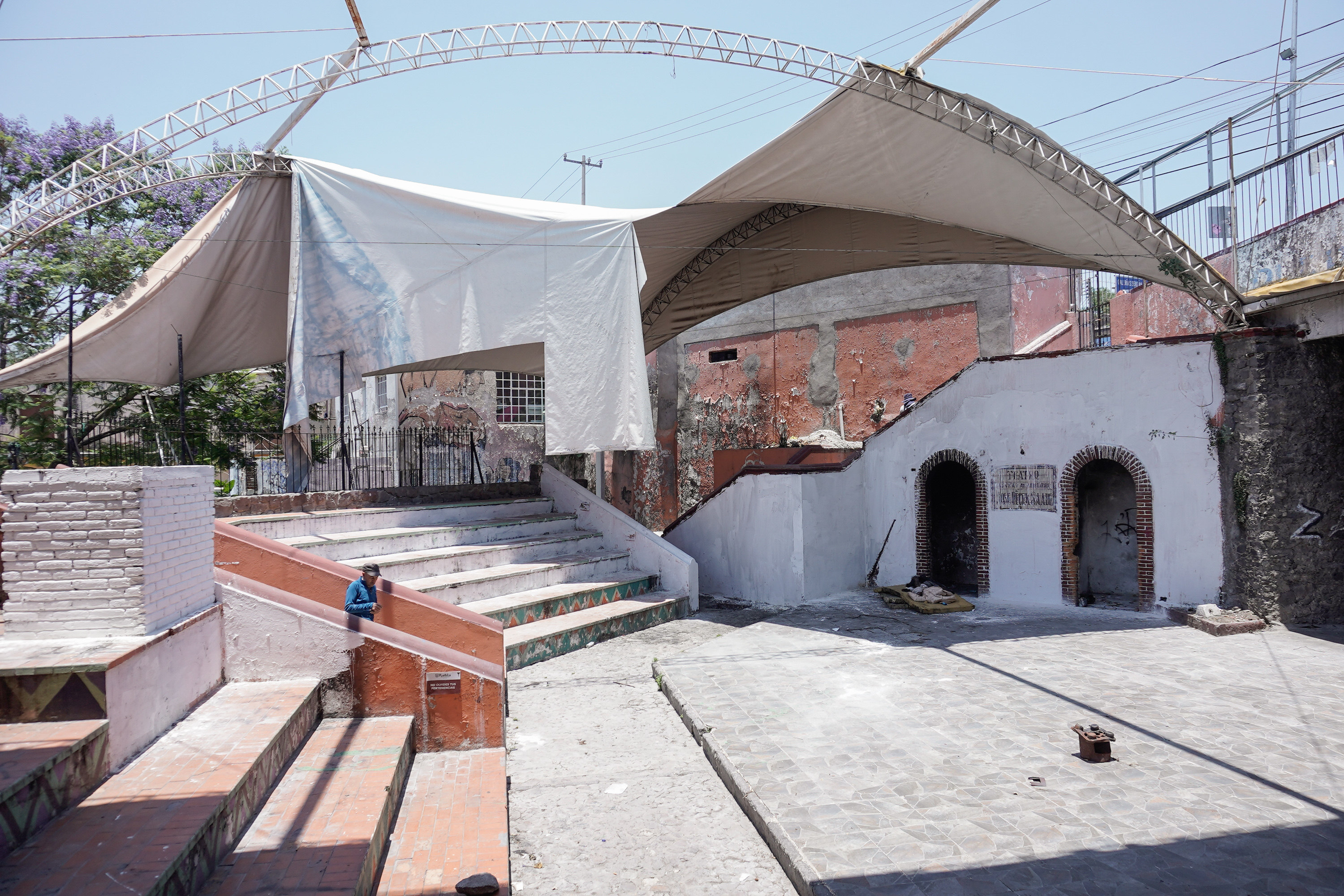 Vecinos de El Alto realizan una jornada de rehabilitación para rescatar el Teatro José Recek