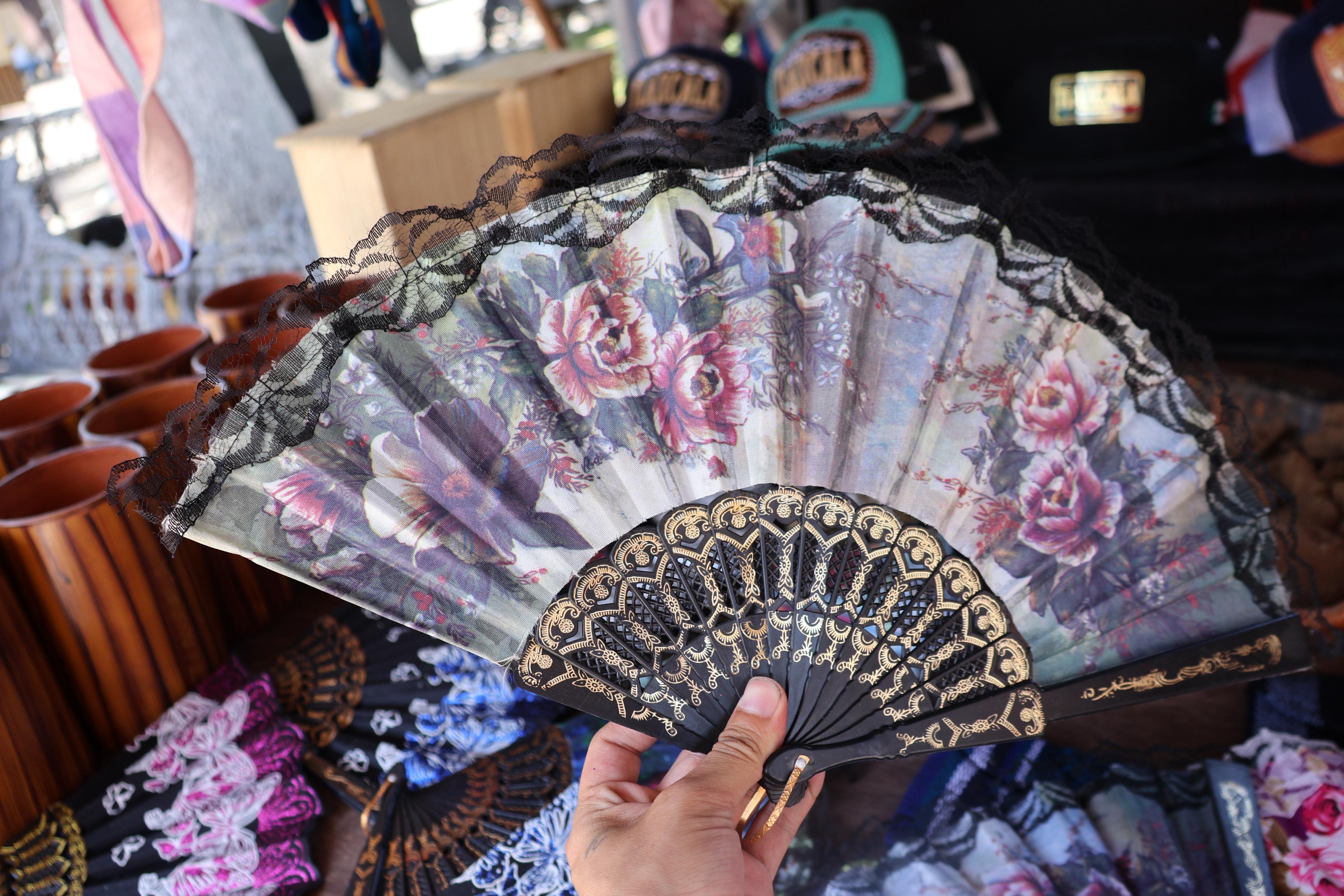  Abanicos artesanales resurgen ante el calor en Plaza Xicohténcatl