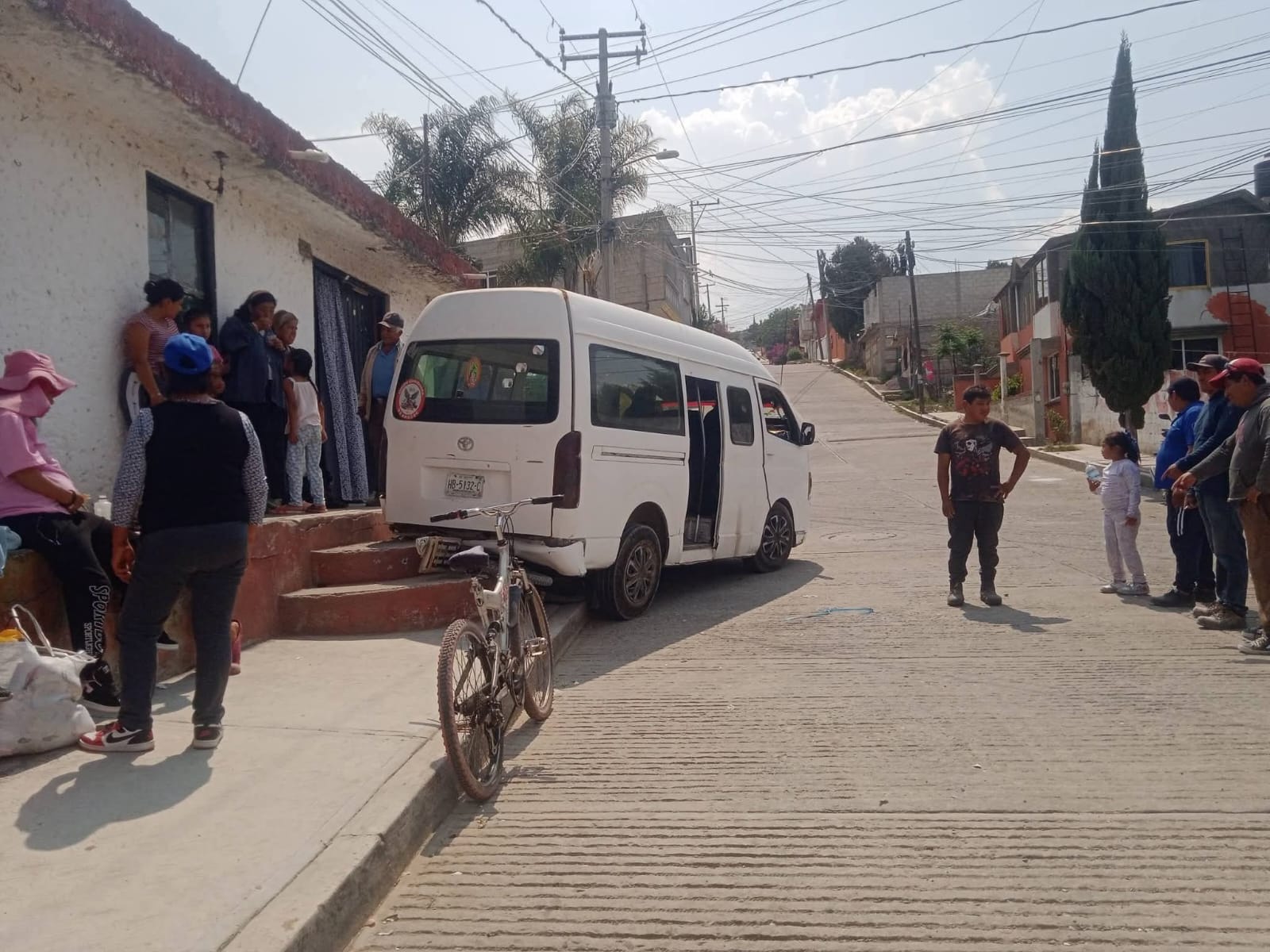 Se queda sin frenos combi en colonia Las Cruces en Amozoc 