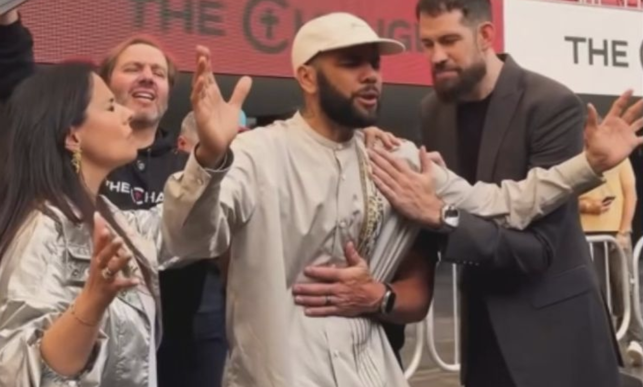 Dani Alves reaparece en un estadio como predicador cristiano