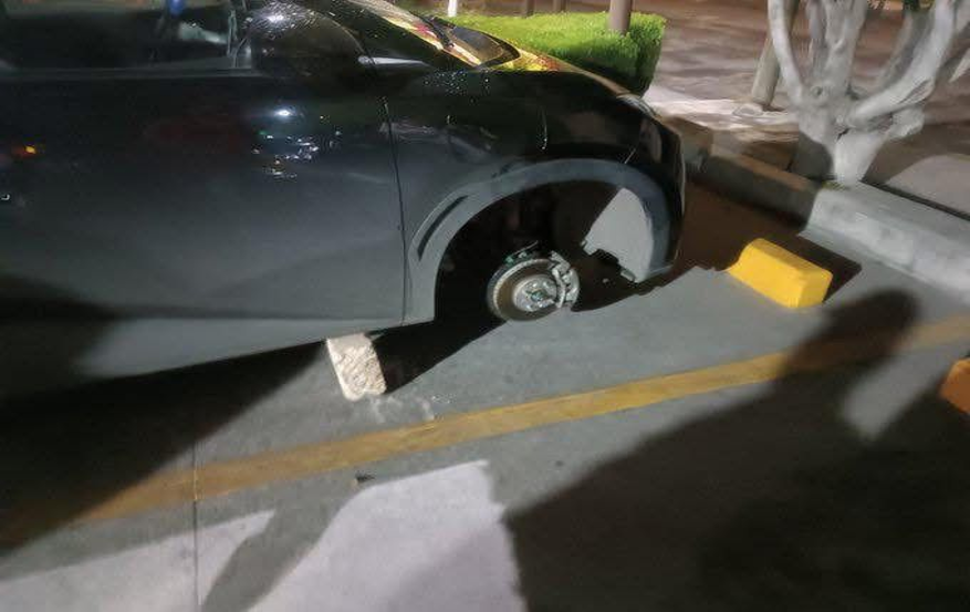 Pasan a comer a McDonald's de Plaza San Pedro y le bajaron las llantas