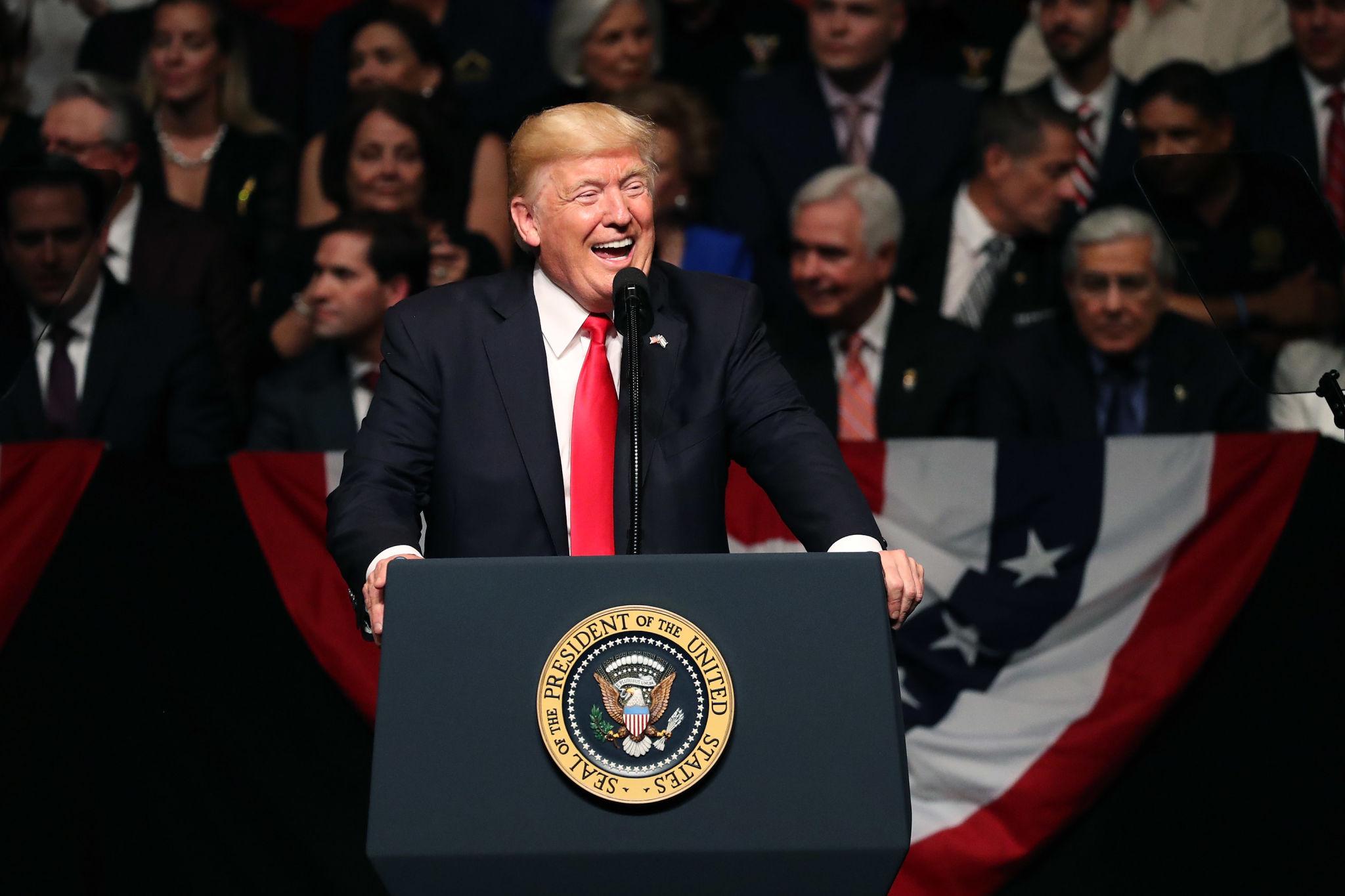 Trump afirma que  EU podría tomar el control de Cuba “casi de inmediato”
