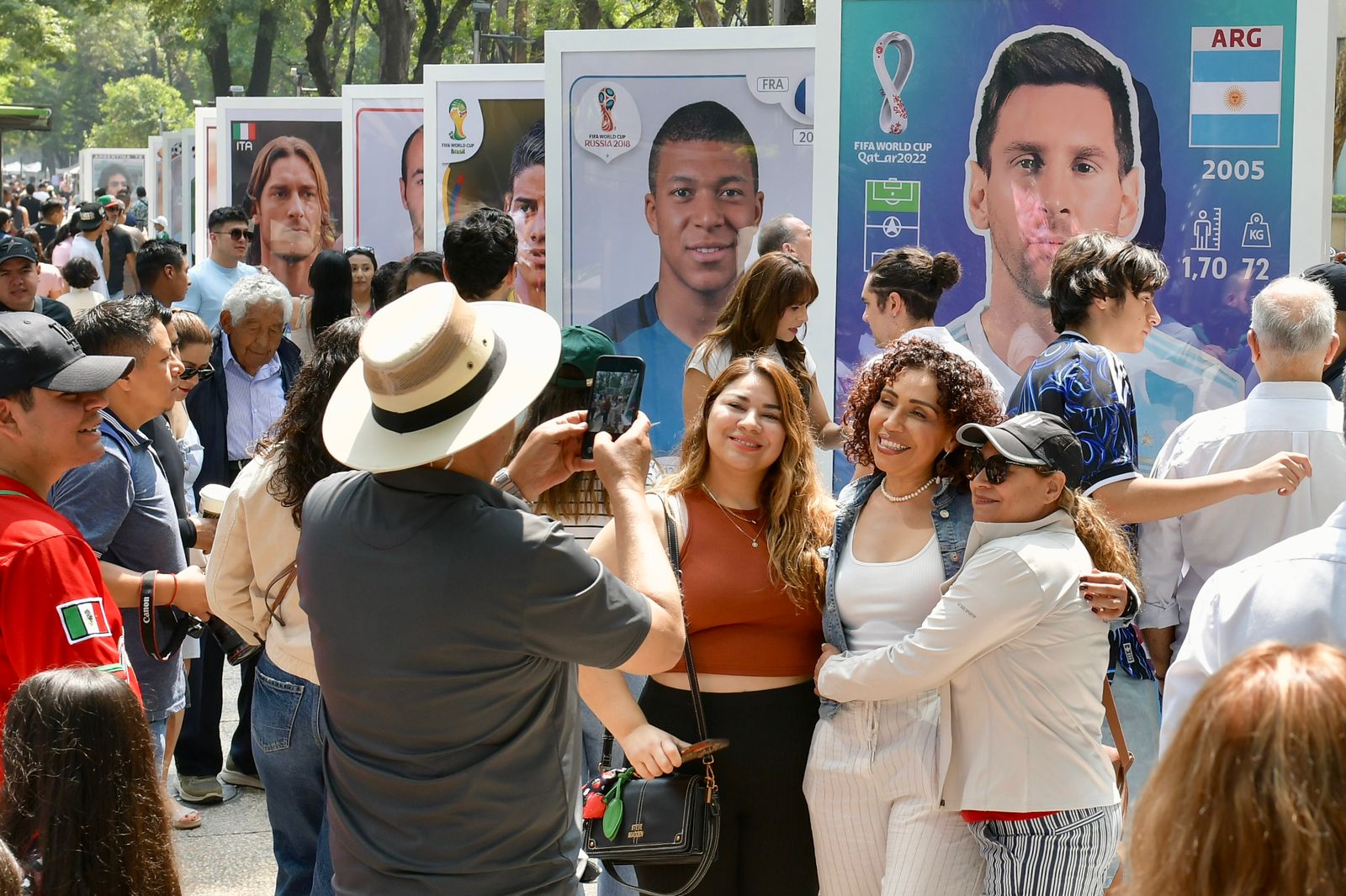 Estampas del Mundial monumentales adornan Paseo de la Reforma 