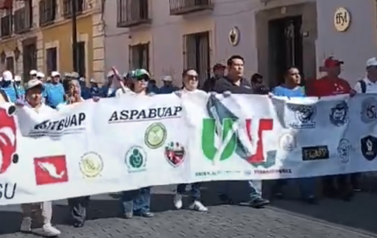Telefonistas exponen demandas laborales durante marcha del 1 de mayo en Puebla 