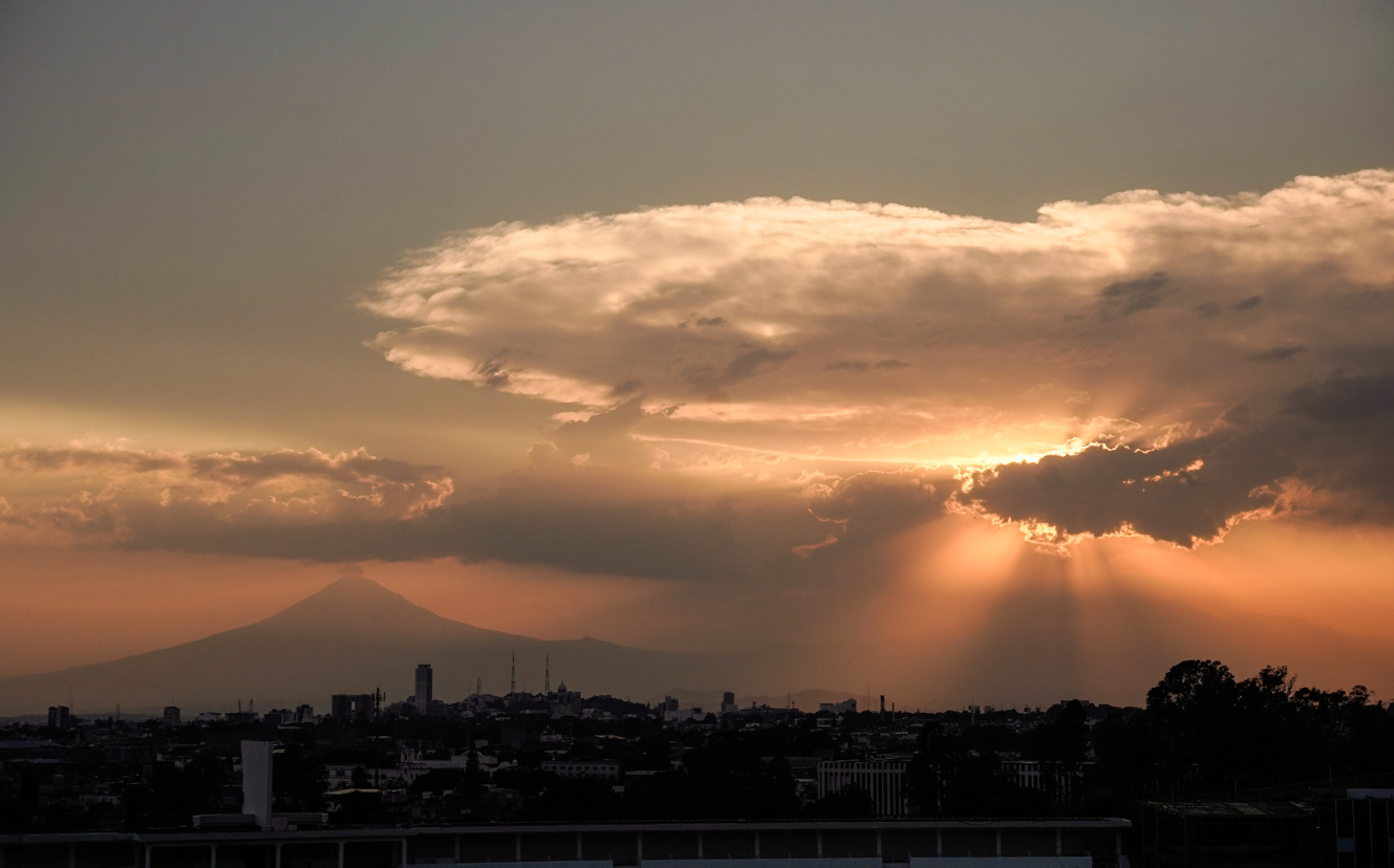VIDEO Haz de luz forma gran postal del atardecer en Puebla capital