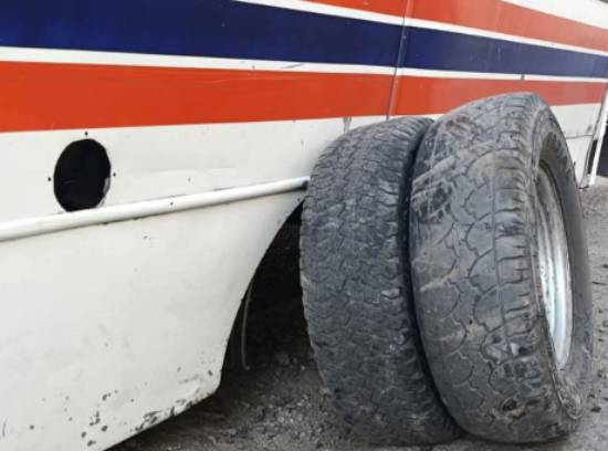 Se le sale llanta a unidad de la ruta 65 en Sanctórum 