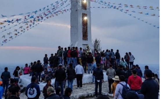 Fallece hombre durante ascenso al Cerro Colorado en celebración de la Santa Cruz
