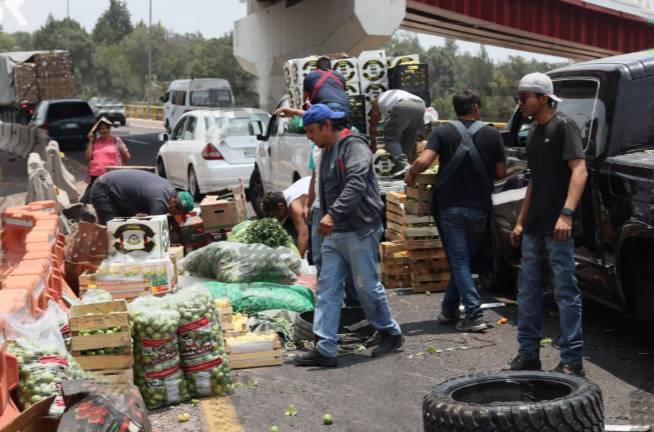 Camioneta pierde carga en la Tlaxcala–Apizaco y genera tráfico en El Molinito