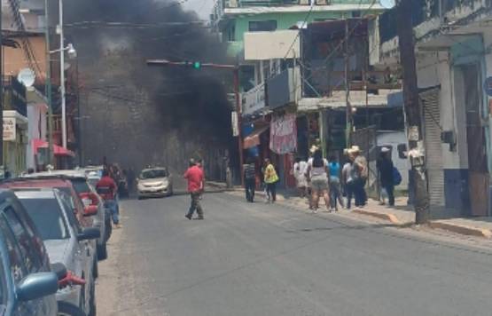Motociclista de Acatlán prende fuego a su unidad tras ser detenido en un retén 