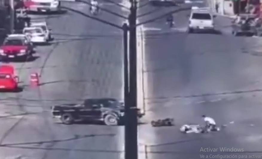 VIDEO Captan choque contra motociclista tras maniobra imprudente en Acajete
