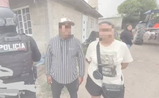 Con apoyo de vecinos y policías recuperan un tractor robado en Texmelucan