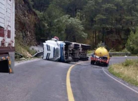 Volcadura de tráiler mantiene cierre en la carretera Libres-Teziutlán en Zautla