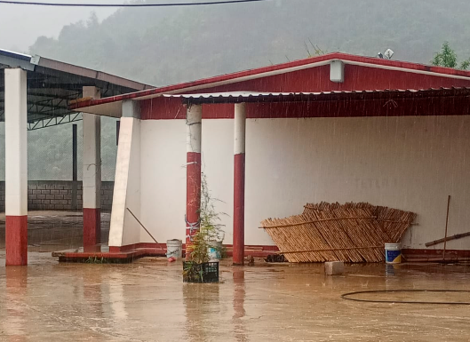 Lluvias provocan fuerte ausentismo escolar en la Sierra Negra