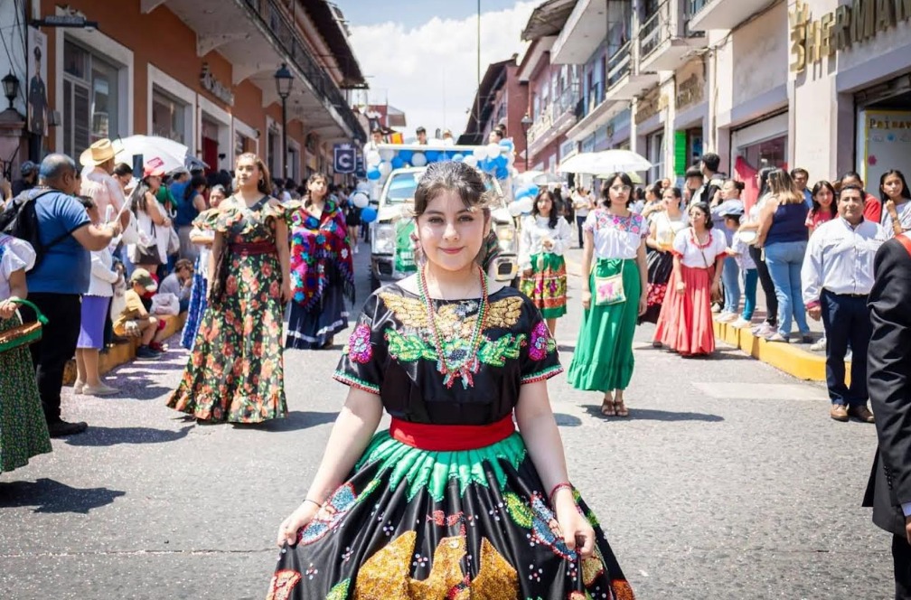 Participan 36 instituciones en el desfile de la Batalla de Puebla en Teziutlán