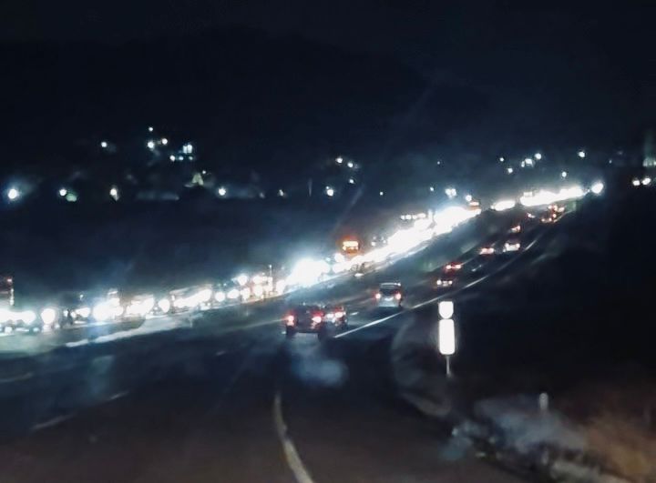 Se registra caos vehicular esta noche de domingo en la vía Atlixcáyotl